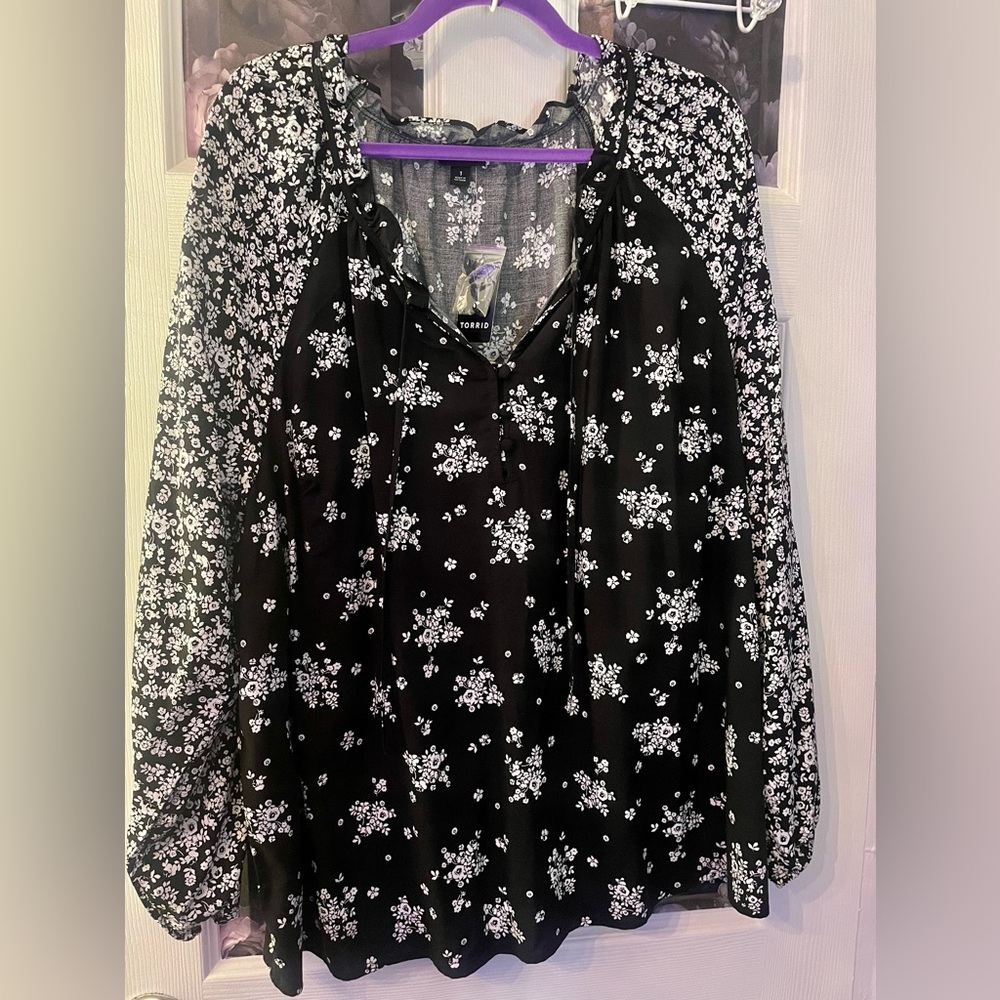 Torrid challis black/white floral blouse. Torrid size 1 (14).